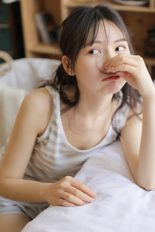 英语课代表穿着裙子跟我